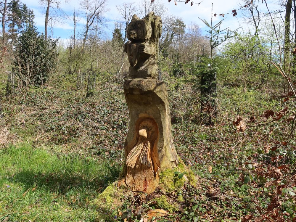 Holzfiguren aus Baumstamm