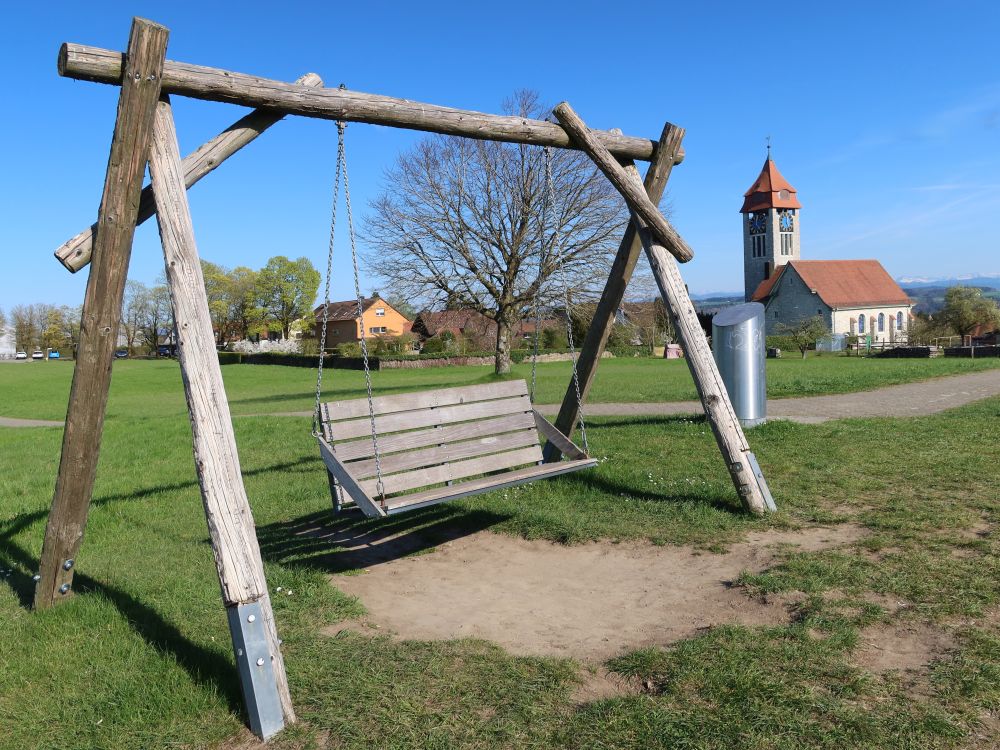 Schaukelbank und Kirche