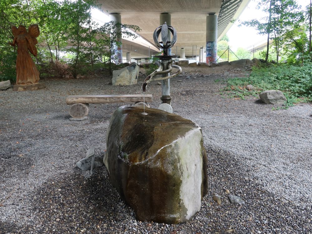 Brunnen unter der Autobahn
