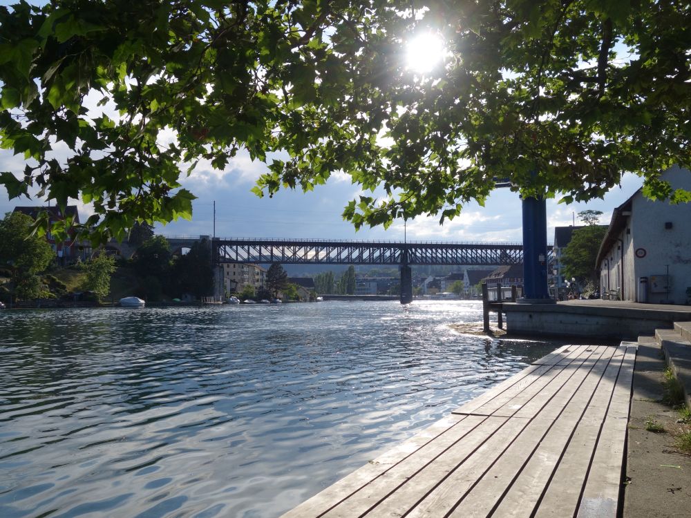Rhein mit Eisenbahnbrücke