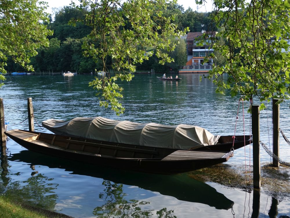 Boote am Rheinufer