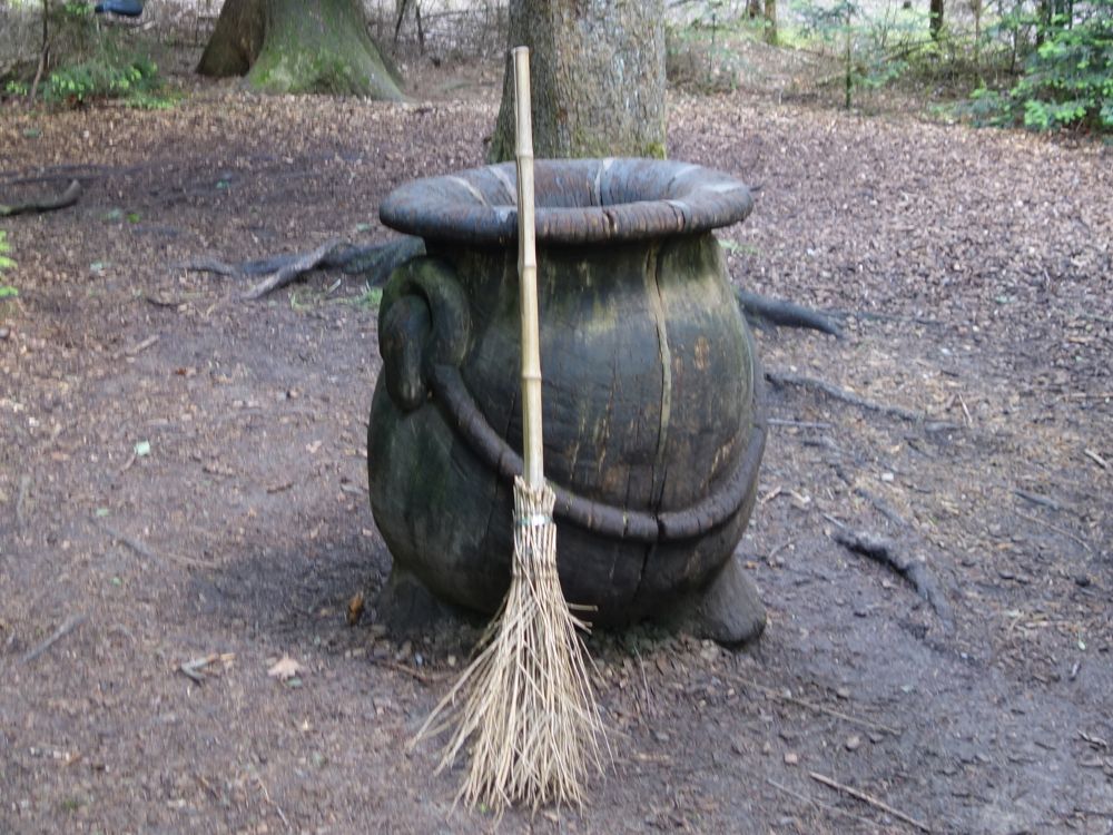 Holzkessel mit Besen