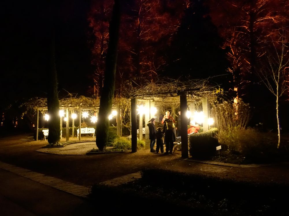 Besucher im Pavillon