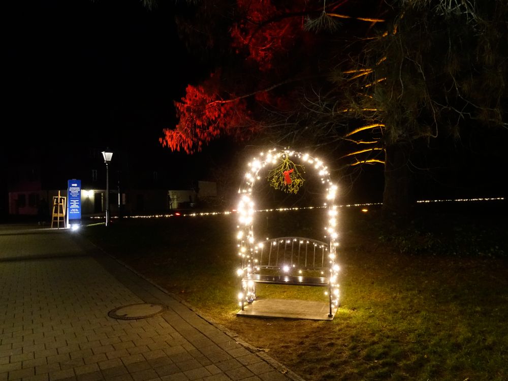 Sitzbank mit Lichtbogen