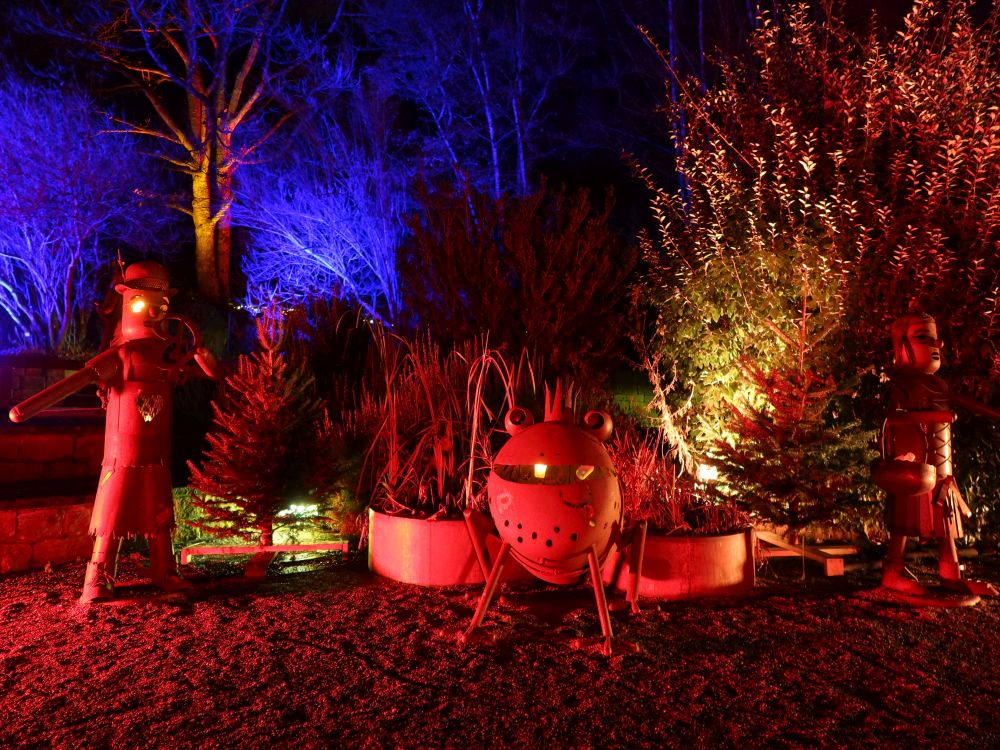 Figuren im roten Licht