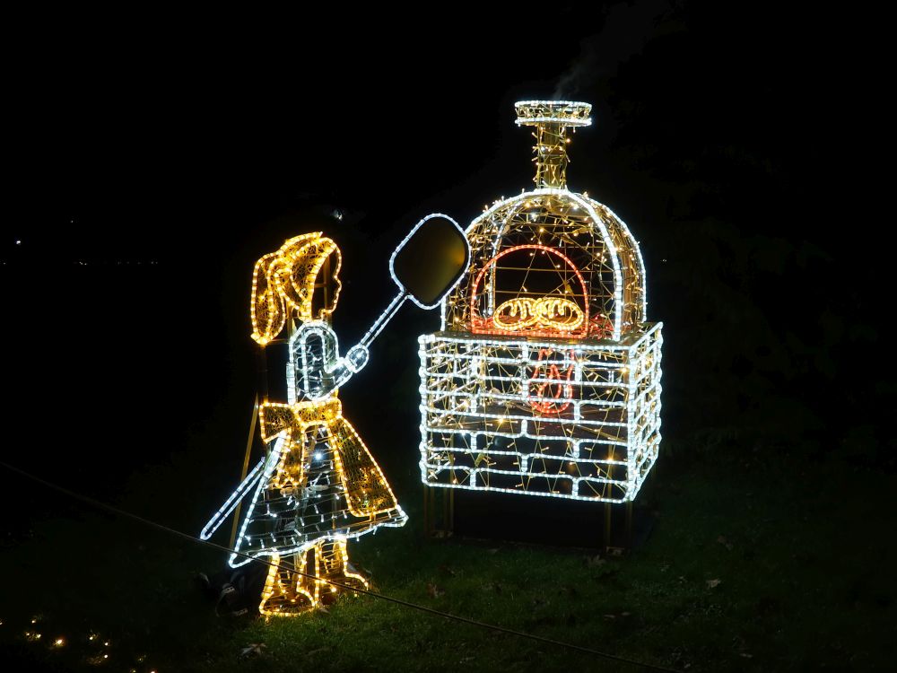 Mädchen am Backofen