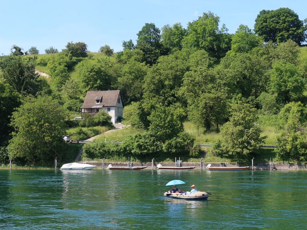 Schlauchboot mit Sonnenschirm