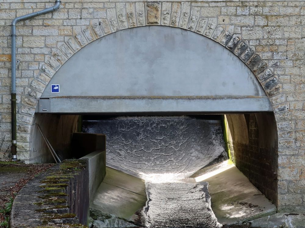 Ausfluss am Wasserkraftwerk