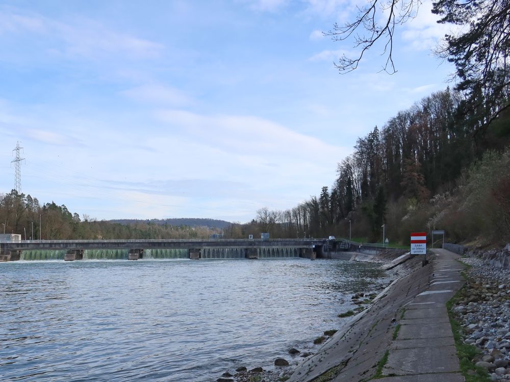 Pfad am Aareufer und Stauwehr