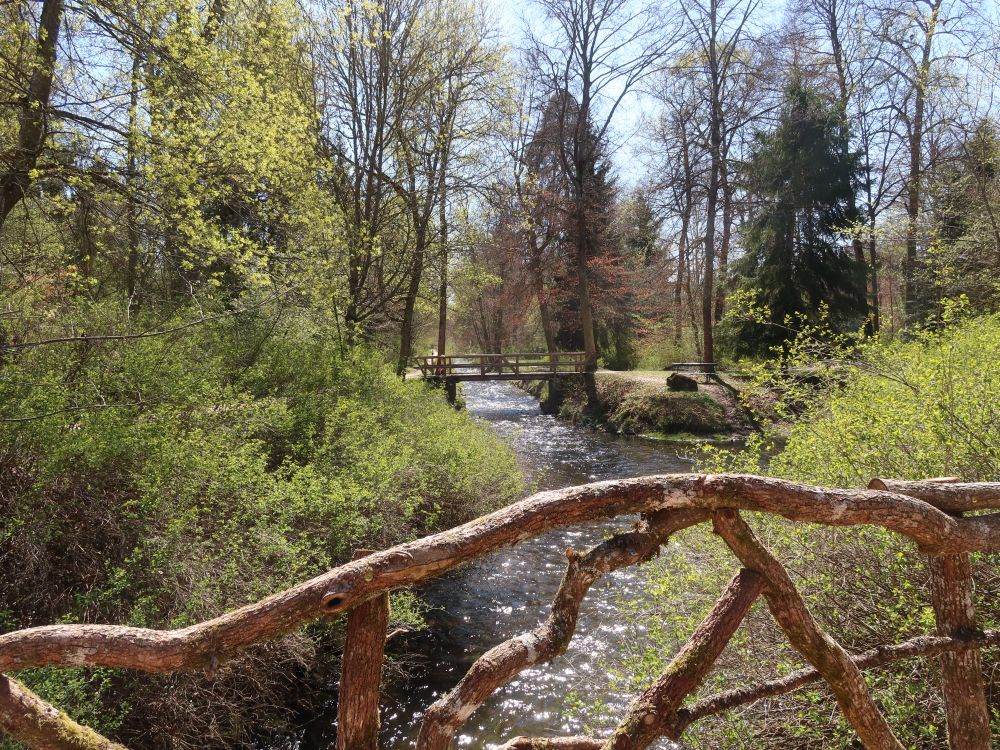 Holzstege im Park