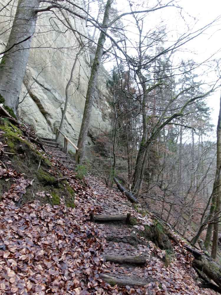 Treppe unter der Felswand