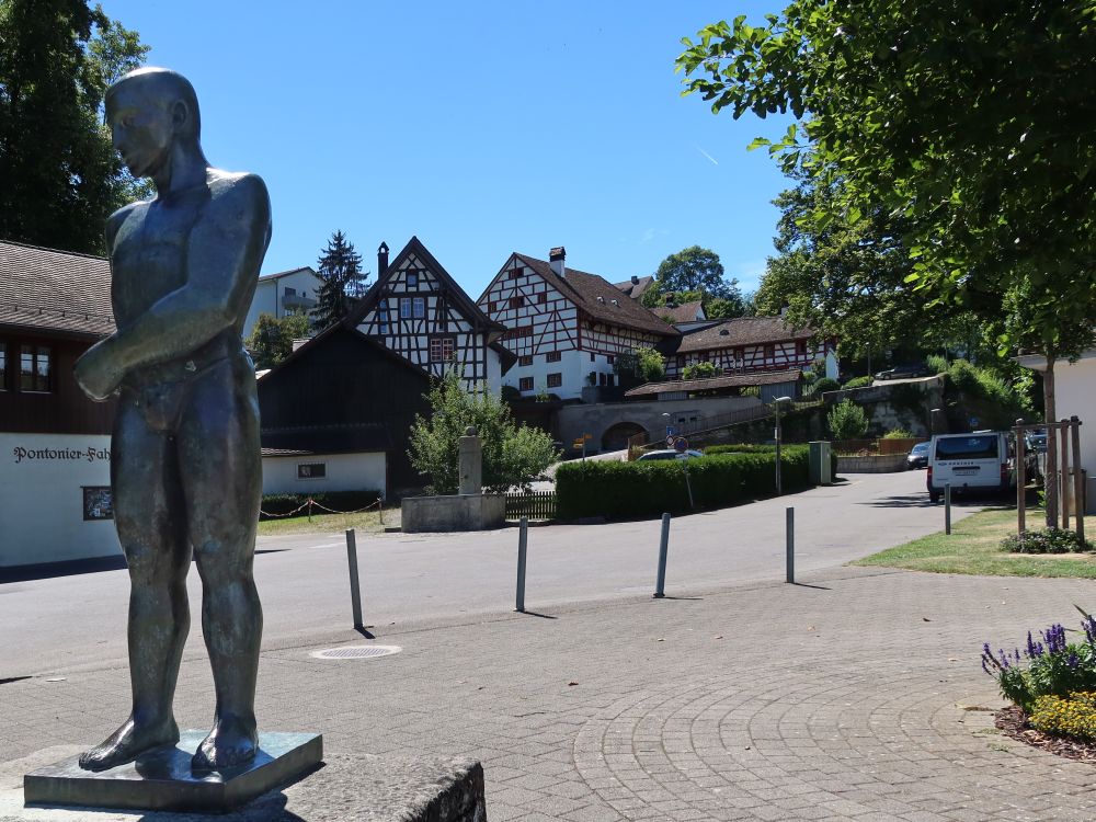 Bronzefigur und Lochmühle