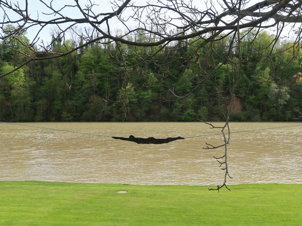 Springerfigur über der Freibadwiese