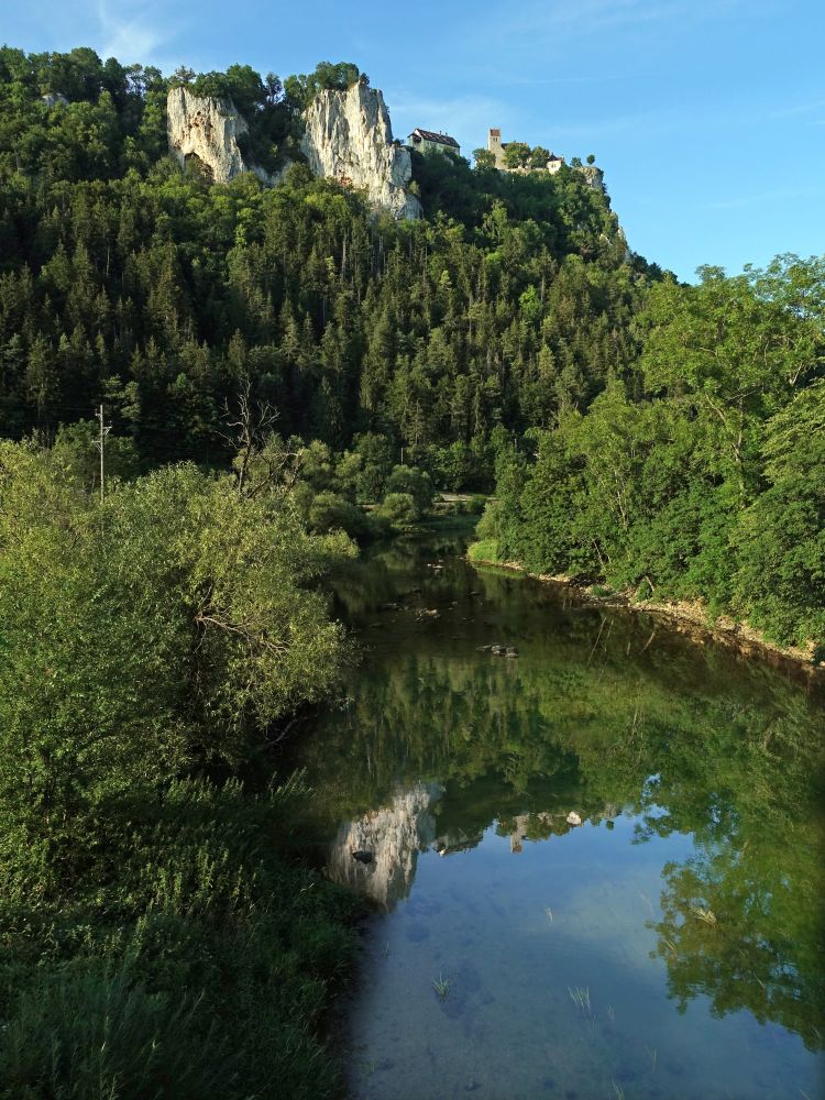 Schloss Werenwag spiegelt sich in der Donau