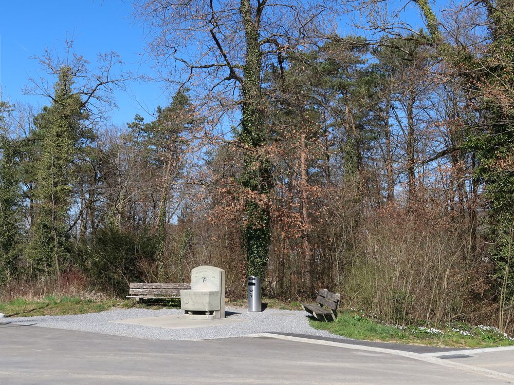 Sitzbank mit Brunnen