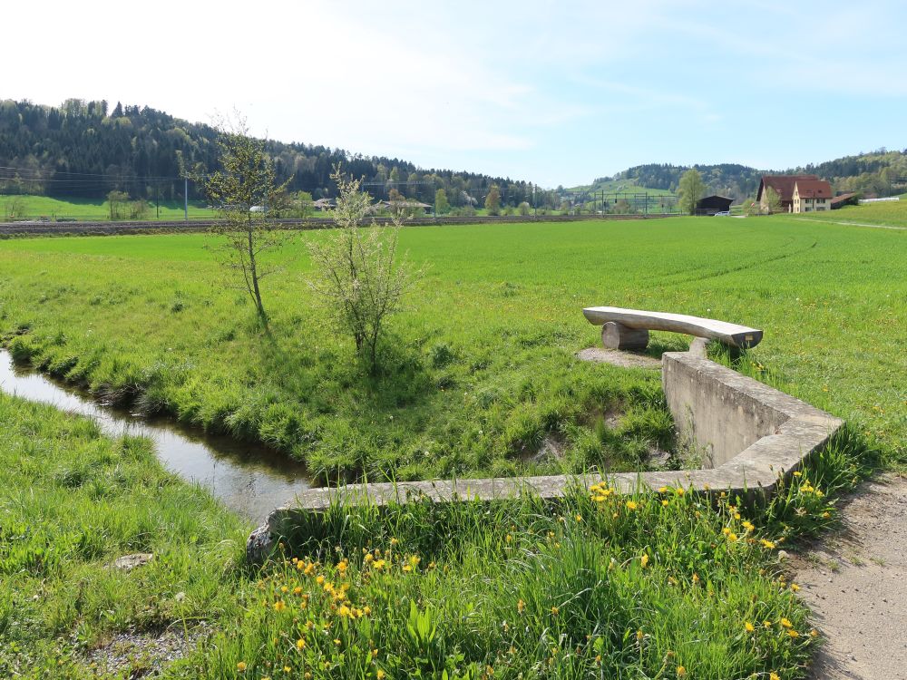 Sitzbank am Bach