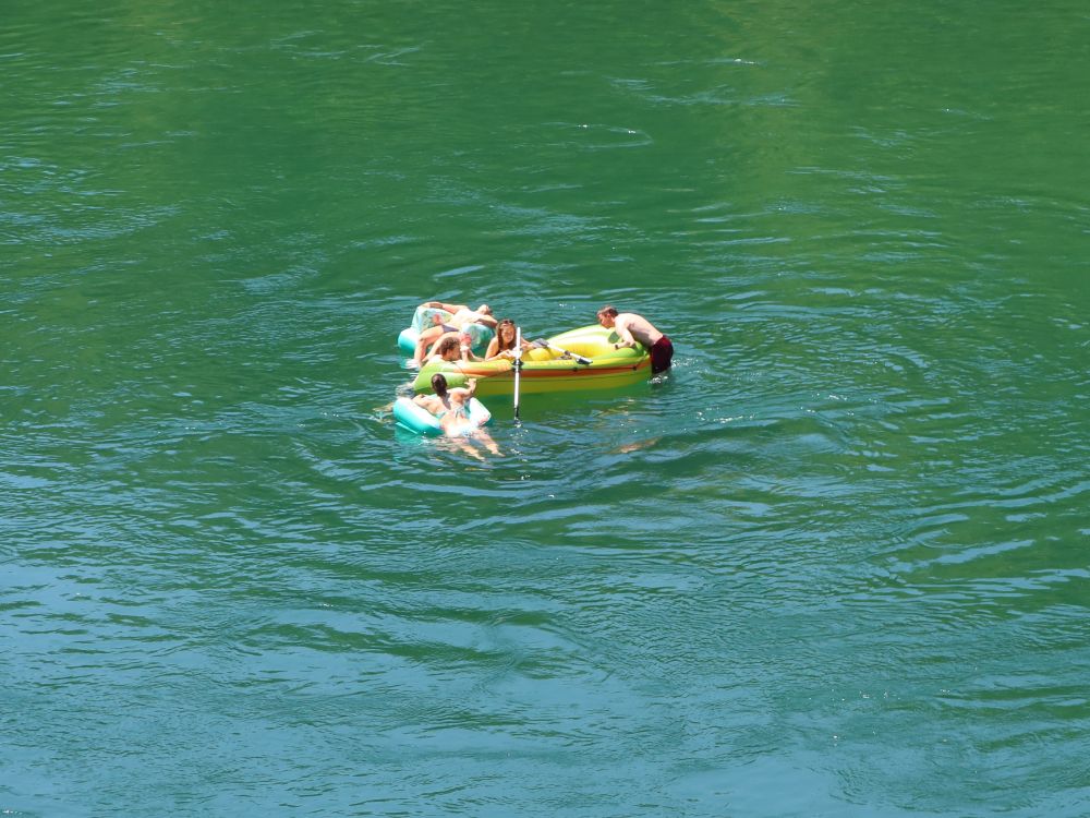 im Schlauchboot auf dem Rhein