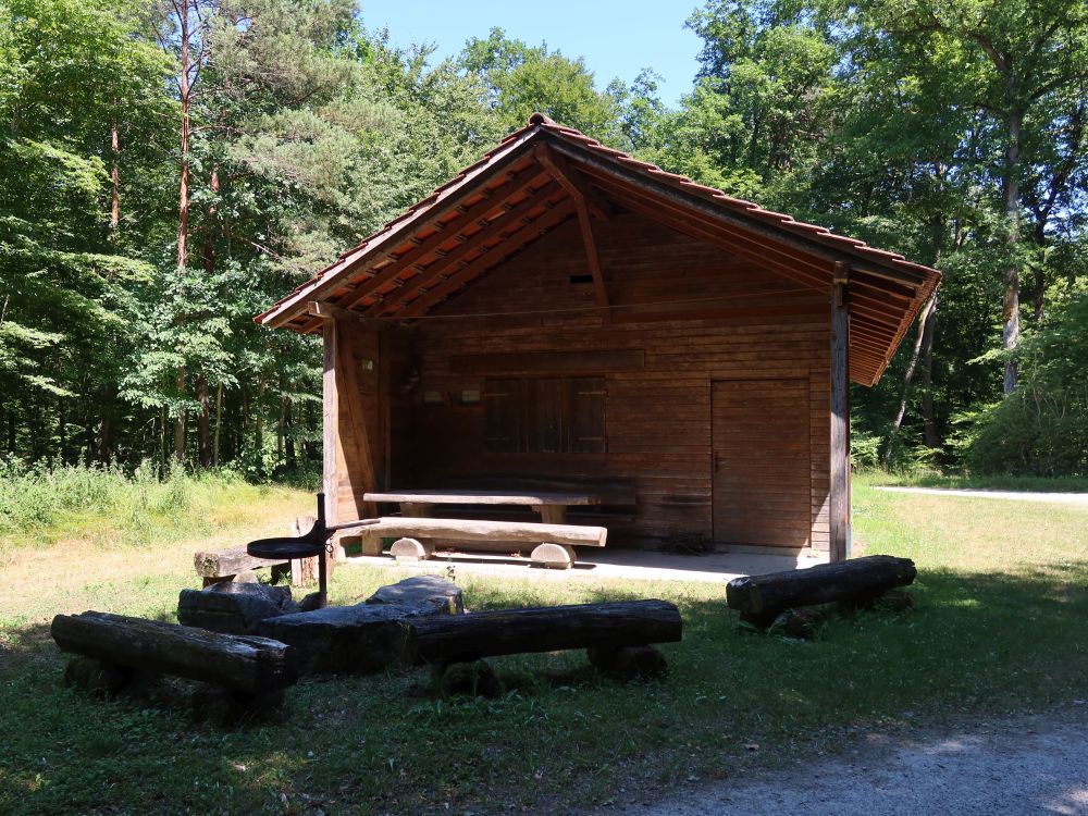 Feuerstelle mit Schutzhütte