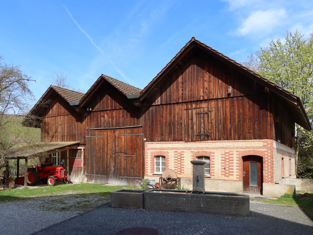 Stall mit Brunnen am Wasserfallweg