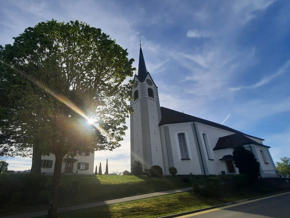 Kirche Engelburg im Gegenlicht