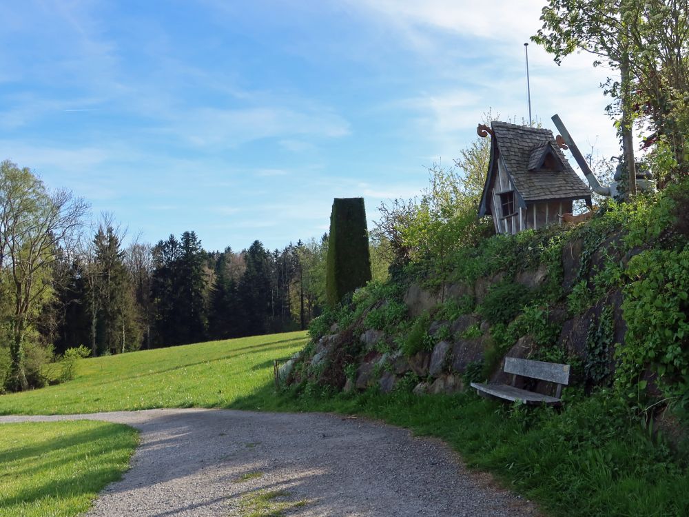 Sitzbank und Hütte bei Chapf