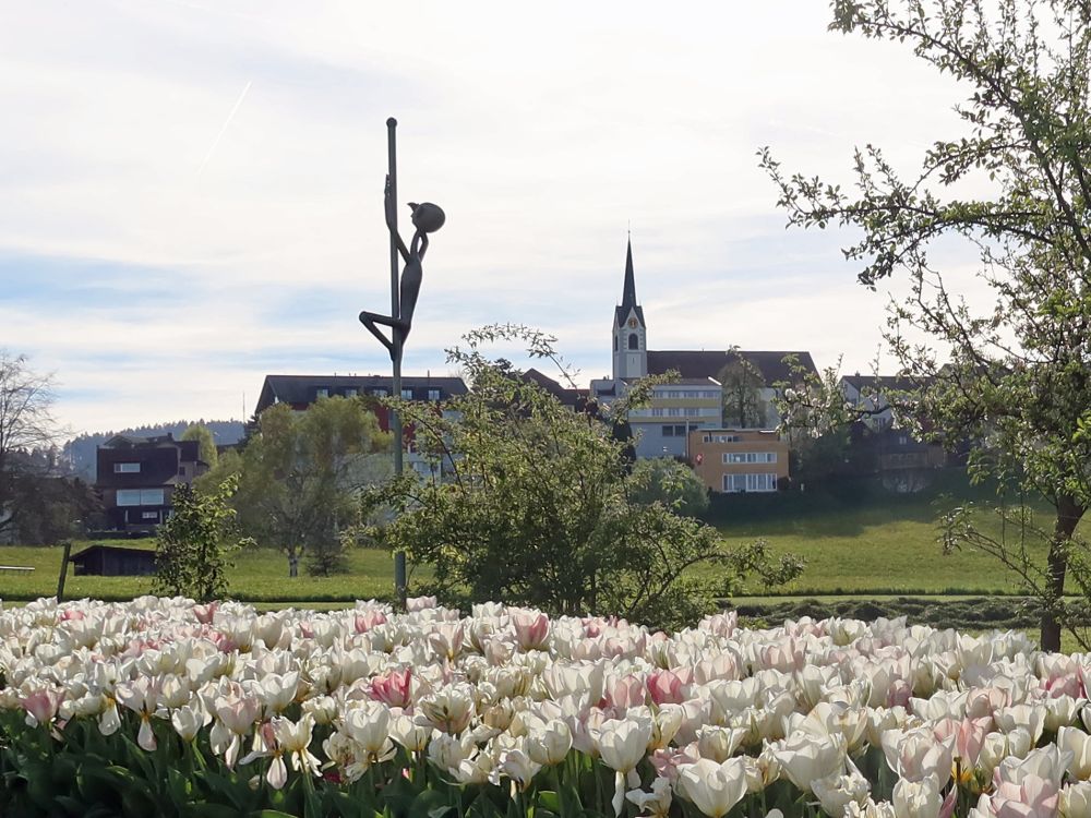 Kirche Engelburg über Tulpen