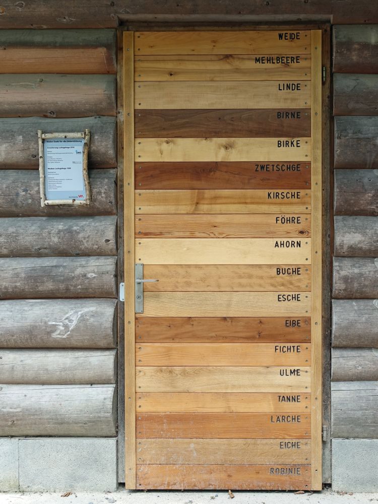 Türe aus unterschiedlichen Holzarten