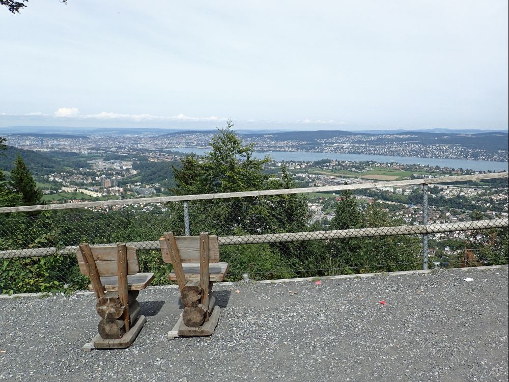 Holzsitze mit Aussicht