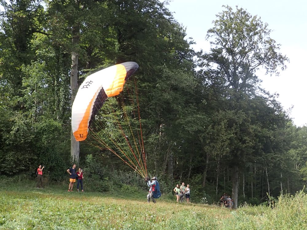 Gleitschirmflieger beim Start