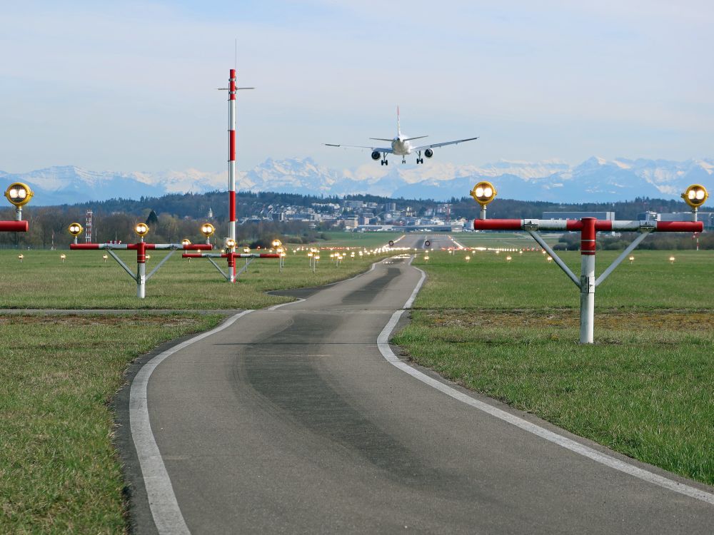 Flugzeug über Landebahn