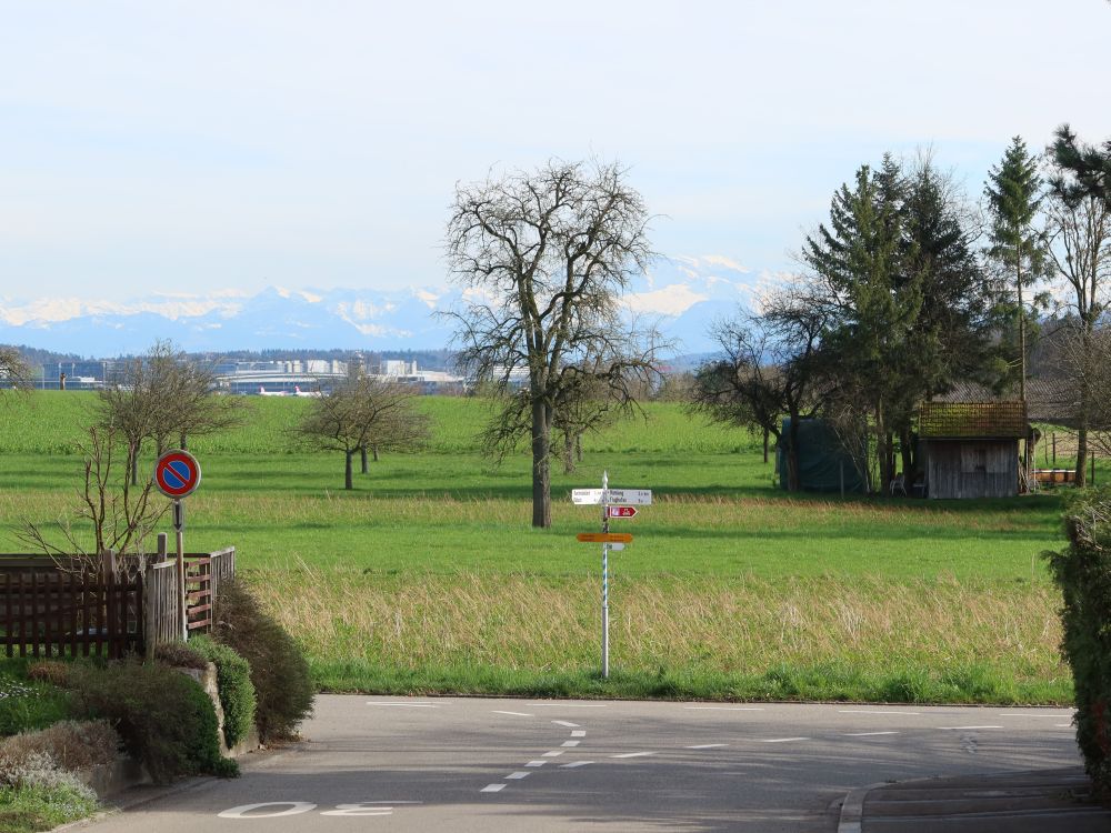 Flughafengebäude und Alpen