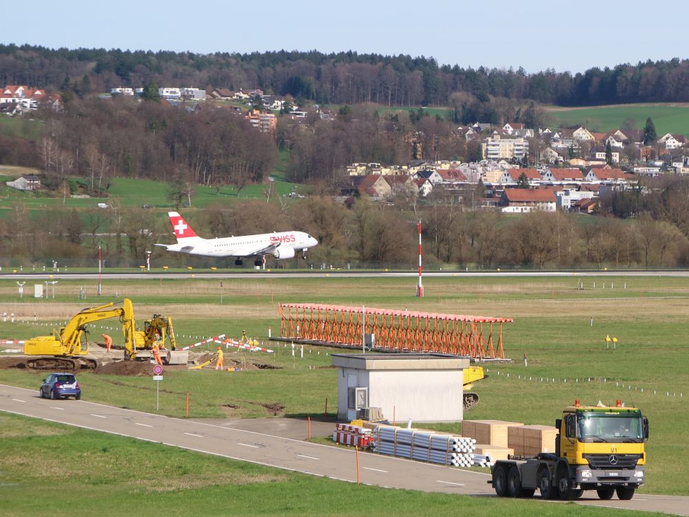 Flughafenbaustelle und Landung