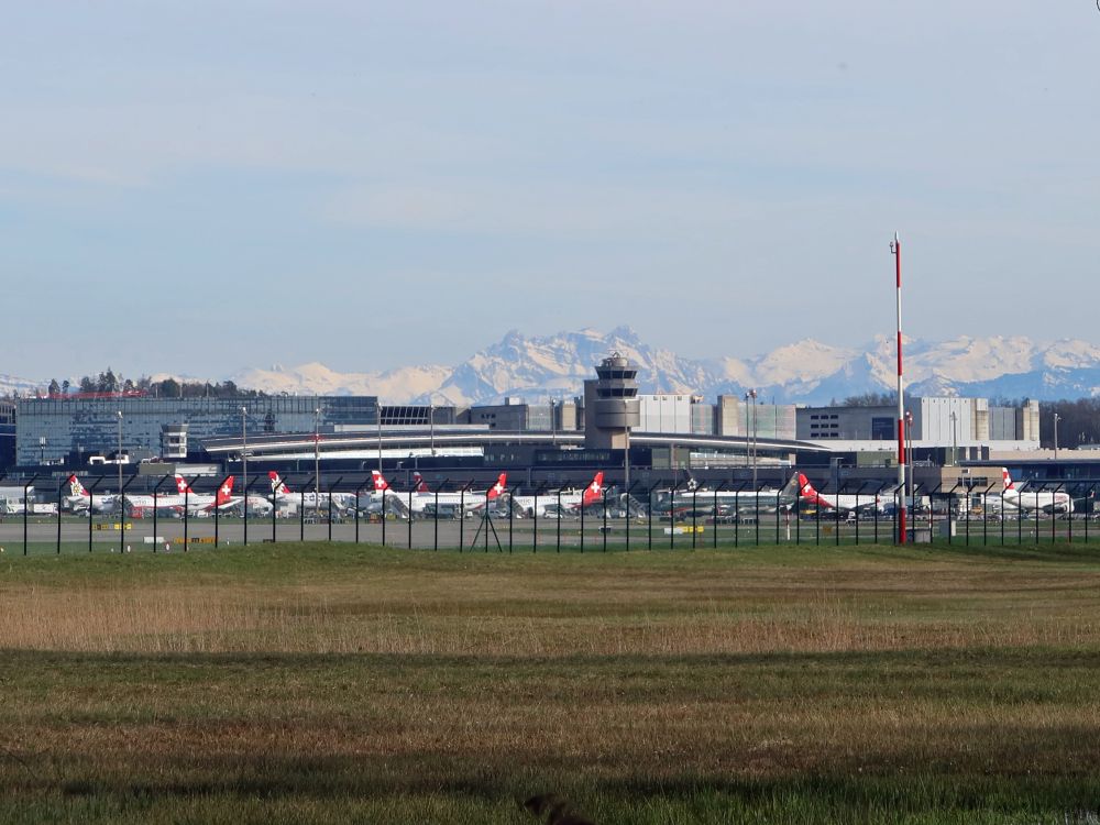 Flughafengebäude und Alpen