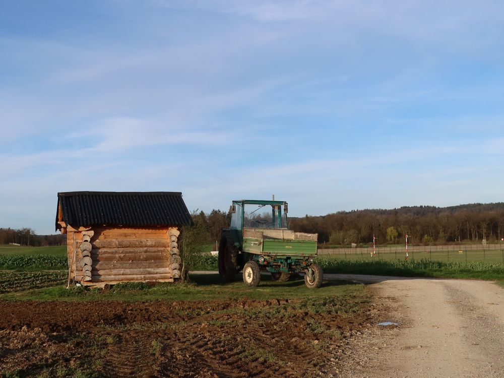 Blockhütte mit Traktor