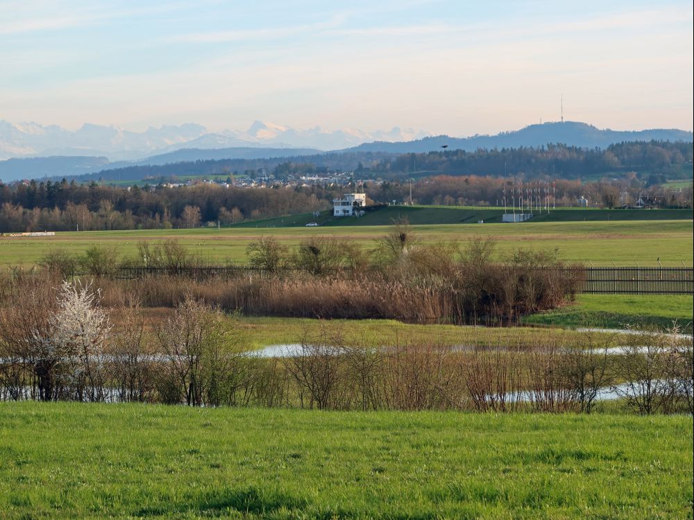 Blick übers Rollfeld Richtunhg Alpen