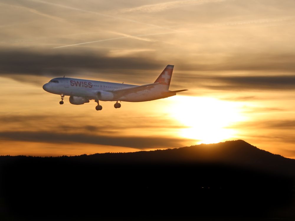 Flugzeug über Sonne und Lägeren