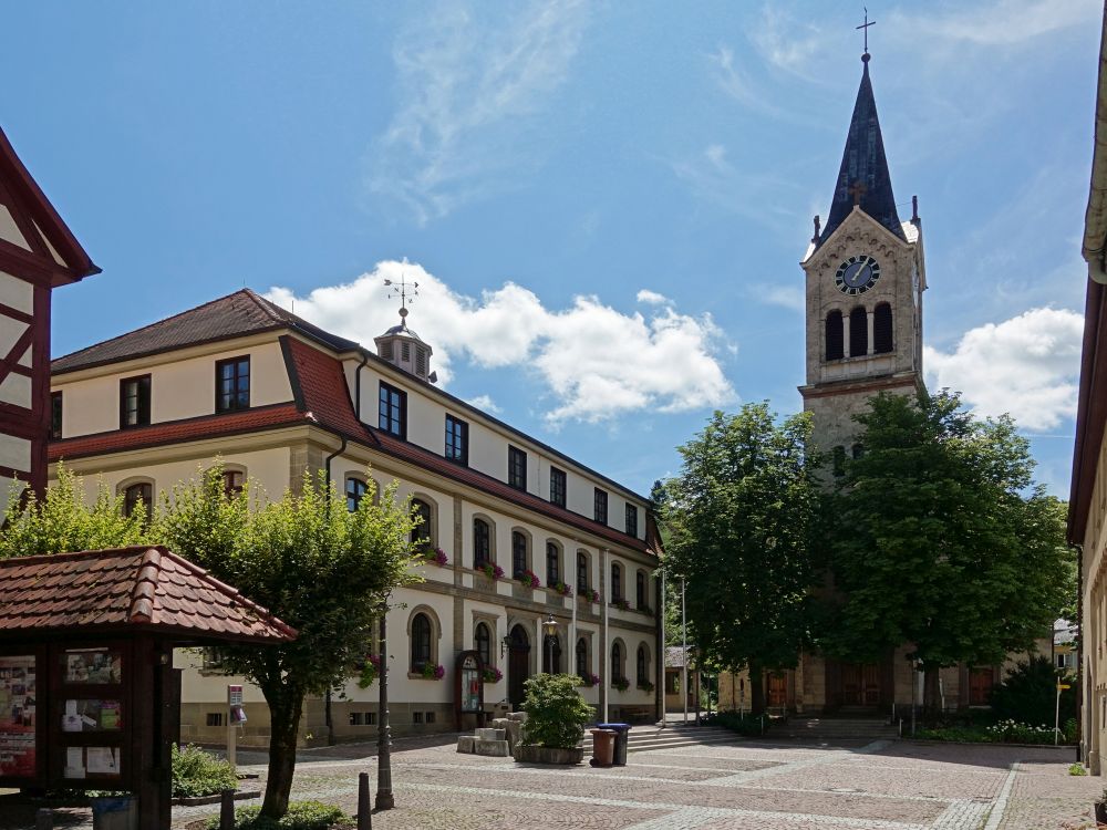 Rathaus und Kirche