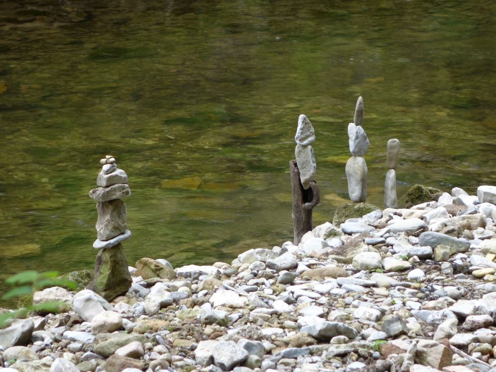 Steinkunst an Bachlauf