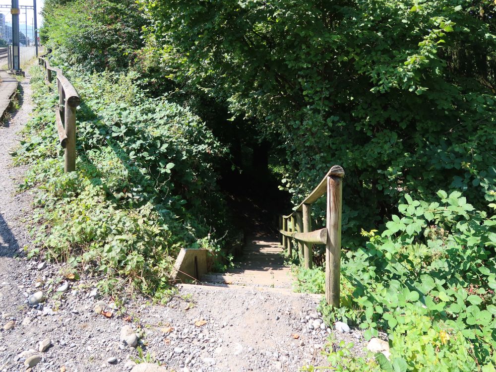 Abstieg vom Bahnhof ans Reussufer