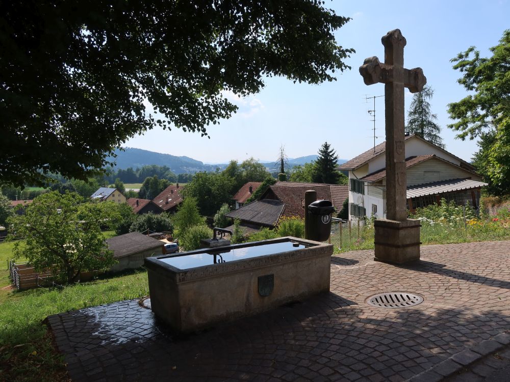Brunnen und Wegkreuz