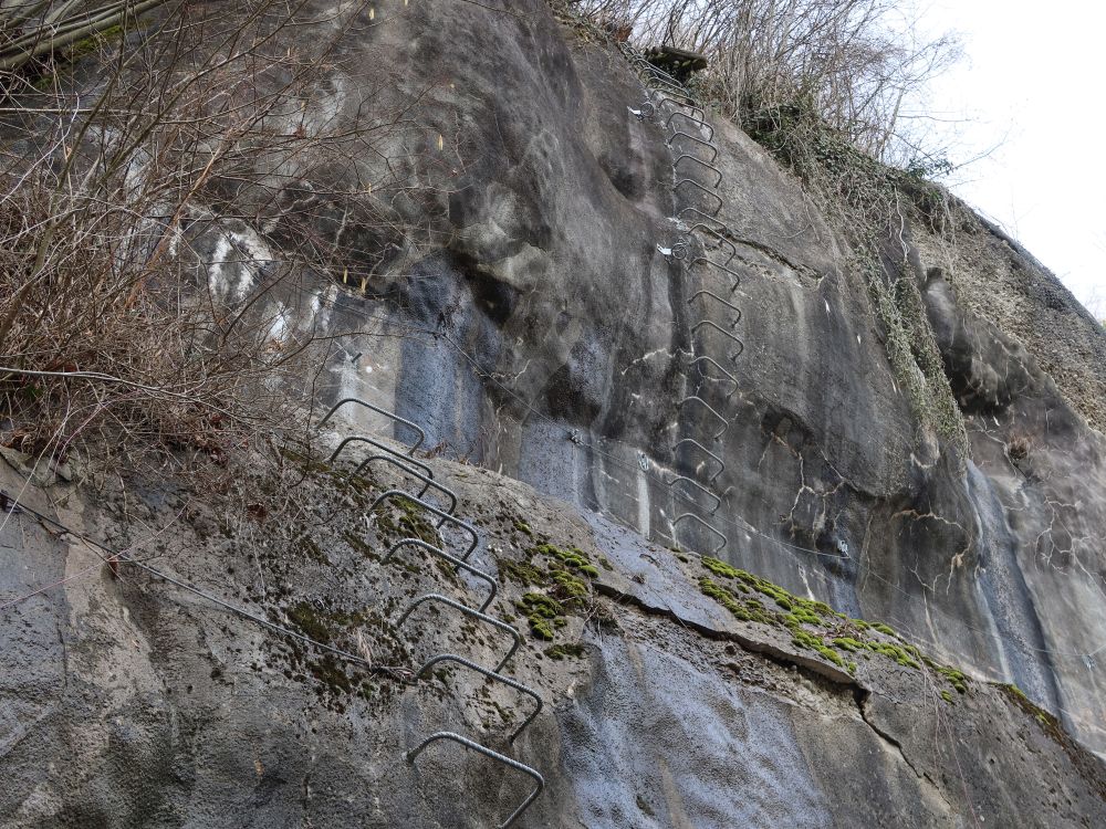 Felswand mit Aufstiegshilfen