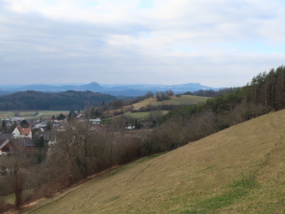 Güttingen mit Hohentwiel und Hohenstoffeln