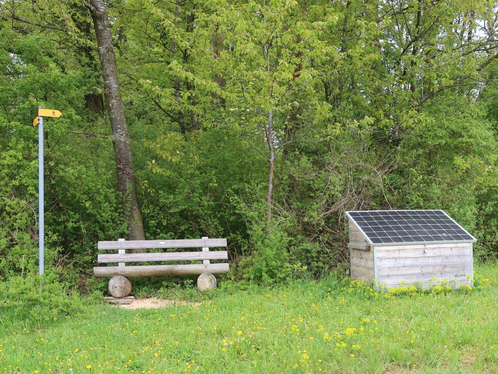 Sitzbank mit Solarpanel