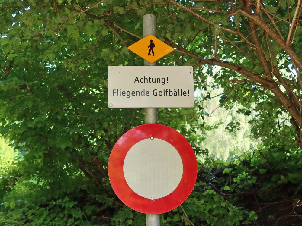 Warntafel vor fliegenden Golfbällen
