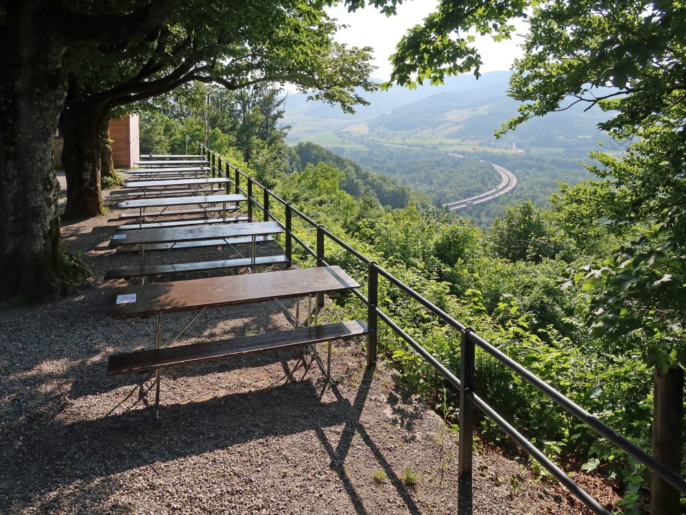 Sitzbänke mit Autobahnblick