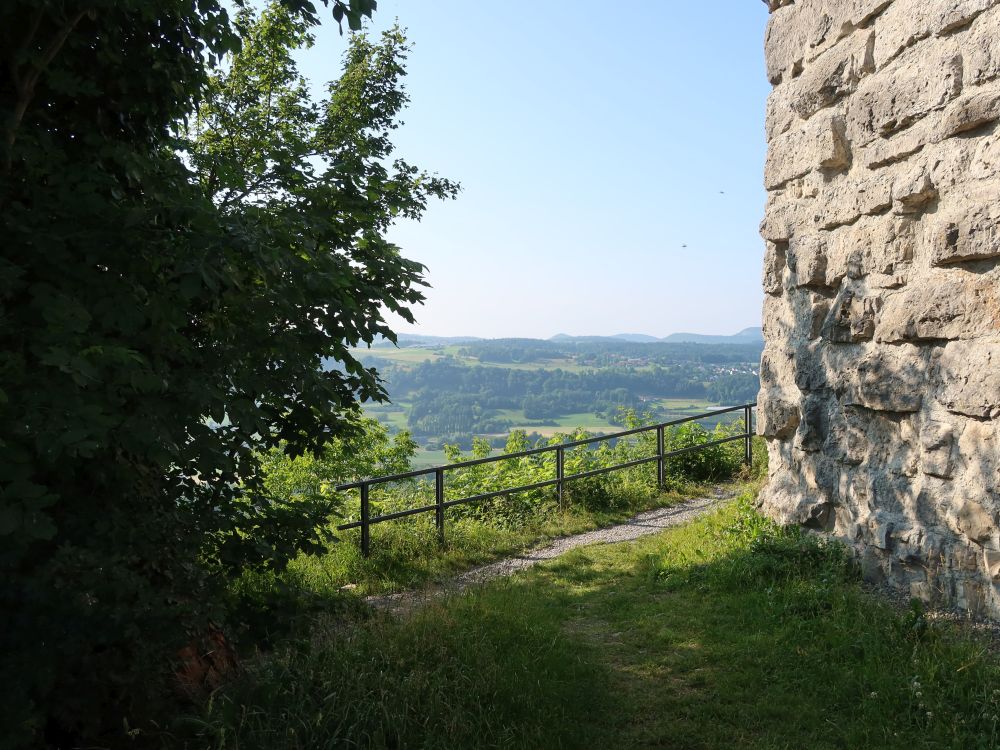 Pfad unter Burgmauer