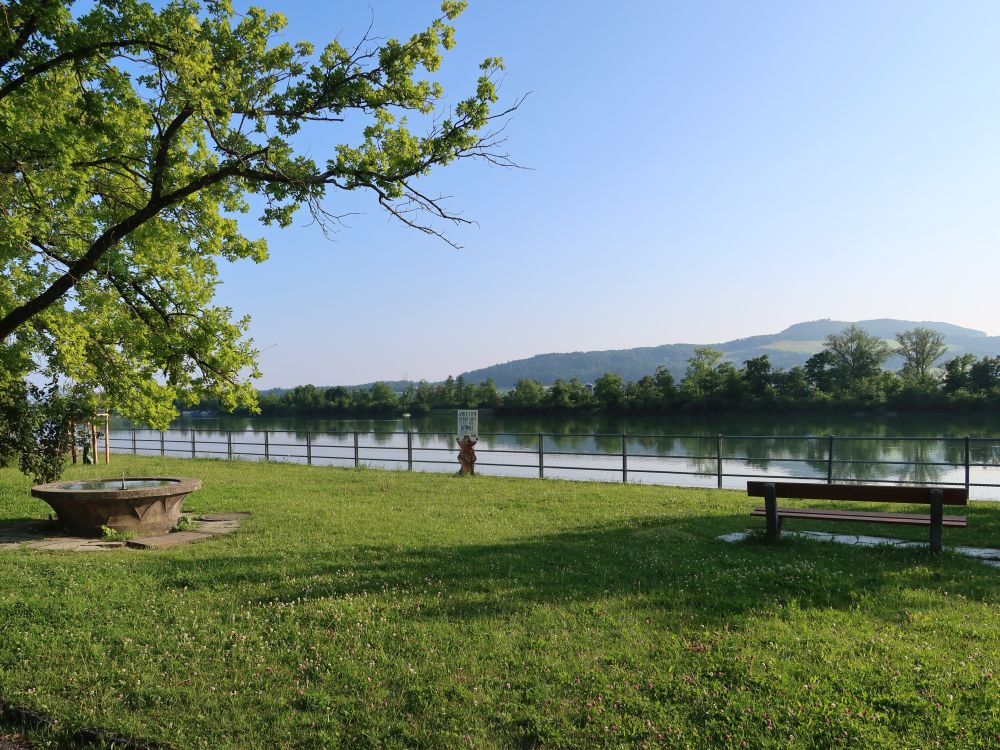 Brunnen und Sitzbank an der Aare