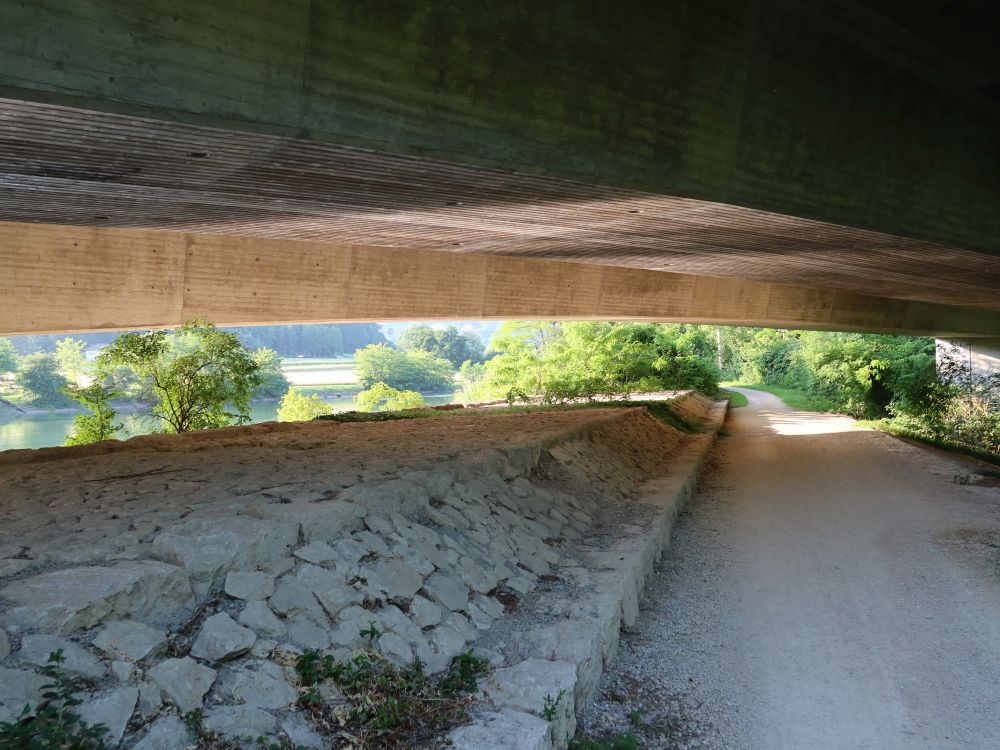 unter der Autobahnbrücke