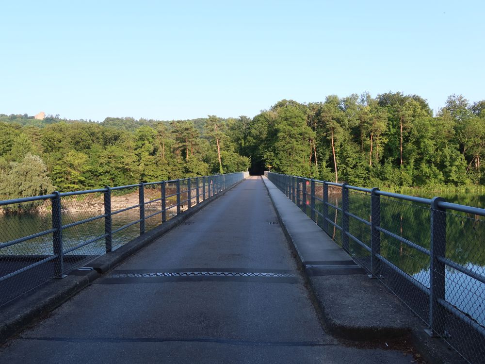 Brücke und Wehr