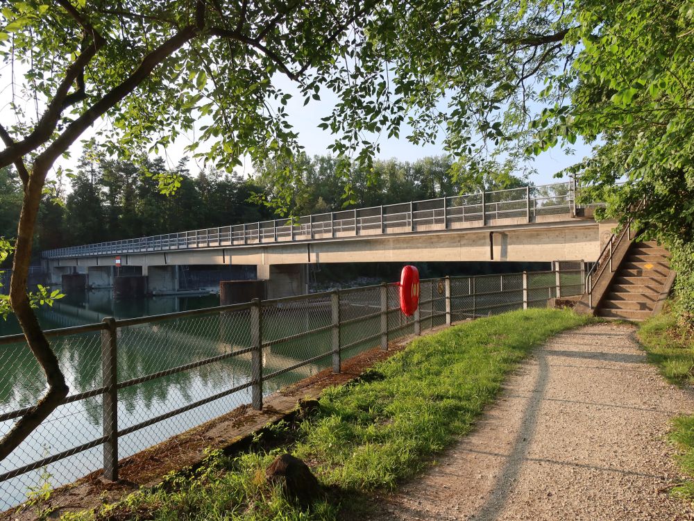 Brücke und Wehr